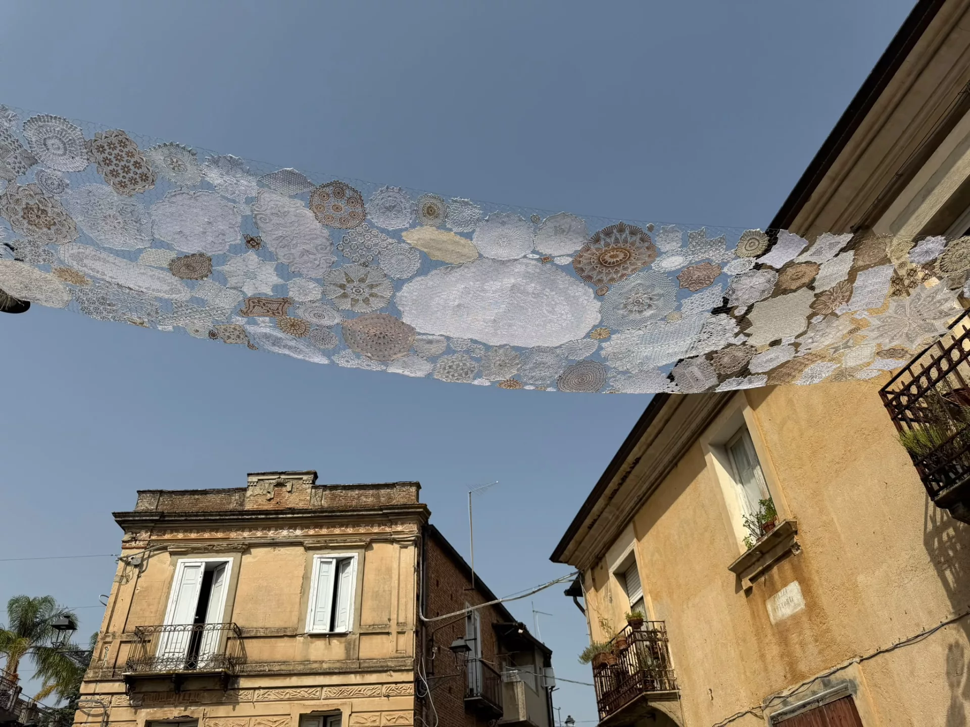Un cielo di centrini per Caridà: la piazza si trasforma grazie alle volontarie