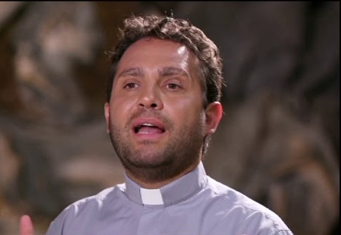 Da bestemmiatore a prete:Chi è don Roberto Dichiera, il sacerdote che oggi verrà a Dasà